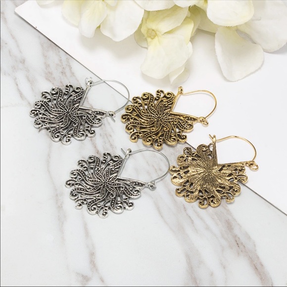 NWT Vintage Gold Engraved Flower Earrings - Picture 4 of 4